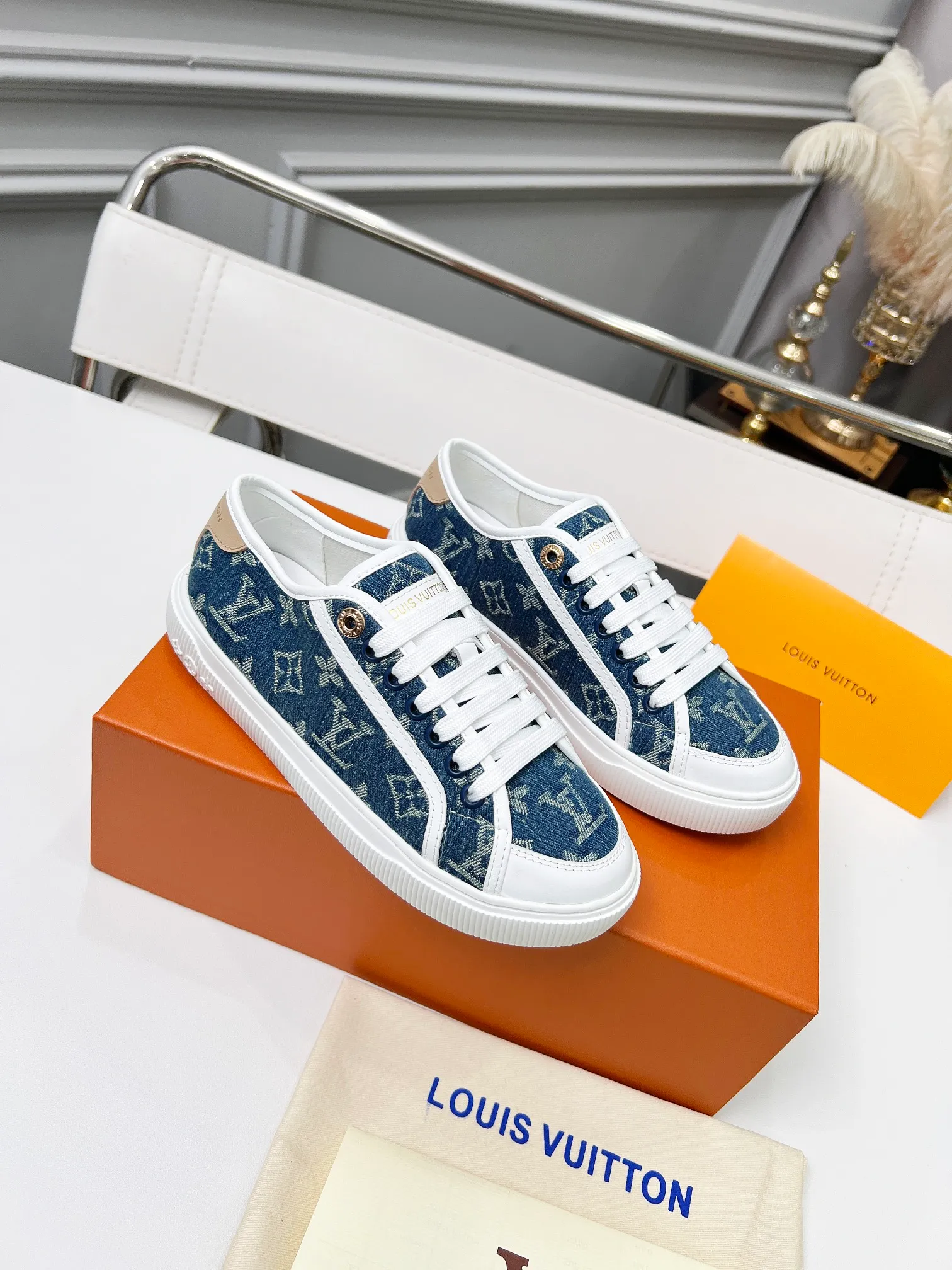 👟👟Ex-factory price 440👟👟 New arrival🆕 The hottest early spring model is coming. LV Lagoon sneakers are made of Monogram denim, injecting a retro flavor into the classic design. Leather trimmings pop out with the Louis Vuitton logo, while stenciled eyelets, trim and laces add to the refined details, and a rubber outsole embellished with Monogram flowers completes the look. Code number: 35~41, multiple colors available! Oil edges + TPU outsole + drawer box packaging